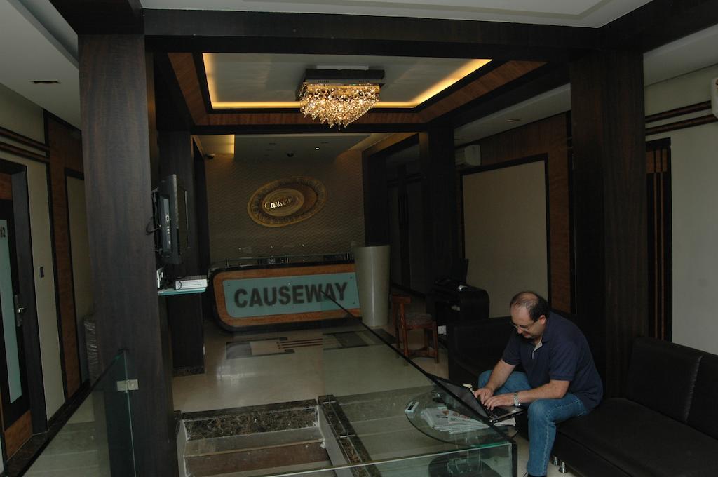 Hotel Causeway, Colaba Мумбаи Экстерьер фото